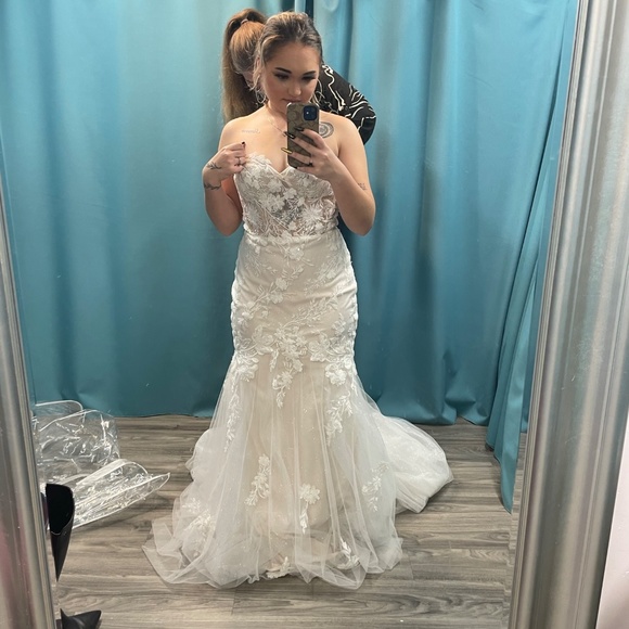 Wedding dress & veil - Picture 3 of 4